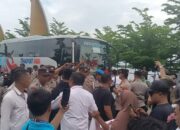 Kapal Pesiar Sandar Warga Lembar Bersama ITK Sambut Dengan Demo Pembayaran Lahan 