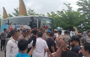 Kapal Pesiar Sandar Warga Lembar Bersama ITK Sambut Dengan Demo Pembayaran Lahan 