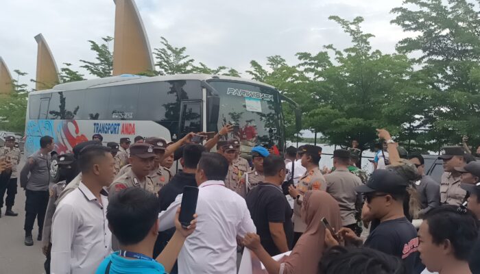 Kapal Pesiar Sandar Warga Lembar Bersama ITK Sambut Dengan Demo Pembayaran Lahan 