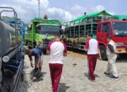 Hadapi Antrean Panjang dan Cuaca Panas, Polres Lombok Barat Salurkan Air Bersih  Ternak Sapi