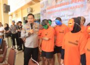 Pesan di Balik Topeng ‘Super Hero’ Para Tersangka Saat Konferensi di Polres Loteng