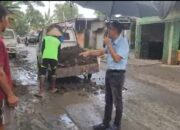 Dr. Syam Anggota DPRD Partai Perindo Lombok Barat Turun Langsung Perbaiki Jalan