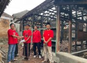 DPC PDI Perjuangan Lombok Timur Beri Bantuan kepada Suryadi, Anak Ranting yang Rumahnya Kebakaran