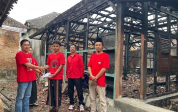 DPC PDI Perjuangan Lombok Timur Beri Bantuan kepada Suryadi, Anak Ranting yang Rumahnya Kebakaran