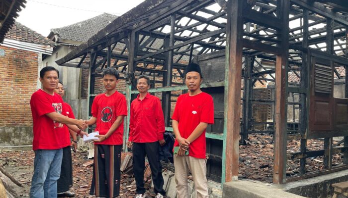 DPC PDI Perjuangan Lombok Timur Beri Bantuan kepada Suryadi, Anak Ranting yang Rumahnya Kebakaran