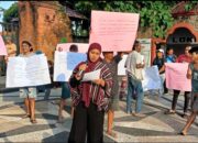 HUT Lobar  Diwarnai  Demo  Warga dan Pedagang Taman Narmada Tuntut Direktur PT. TRIPAT Dicopot