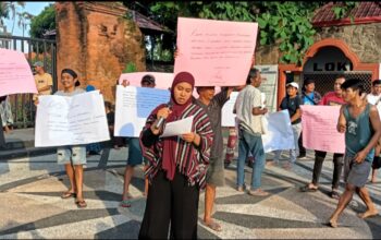 HUT Lobar  Diwarnai  Demo  Warga dan Pedagang Taman Narmada Tuntut Direktur PT. TRIPAT Dicopot