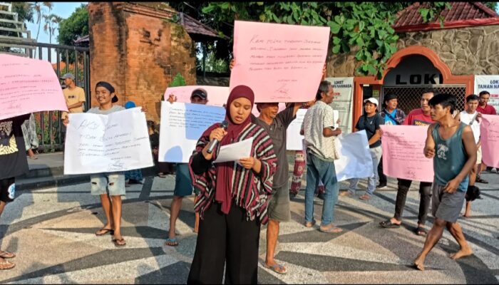 HUT Lobar  Diwarnai  Demo  Warga dan Pedagang Taman Narmada Tuntut Direktur PT. TRIPAT Dicopot