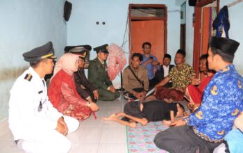 Aksi Sosial HUT RI ke 81, Forkopincam Pringgarata dan Karang Taruna Sambangi Warga Kurang Mampu