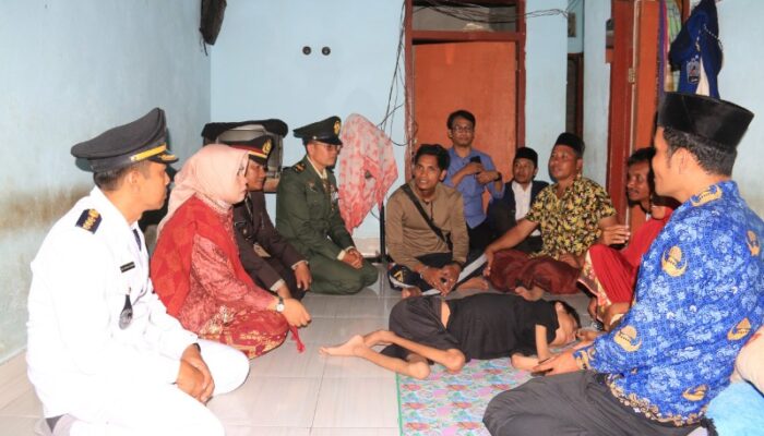 Aksi Sosial HUT RI ke 81, Forkopincam Pringgarata dan Karang Taruna Sambangi Warga Kurang Mampu