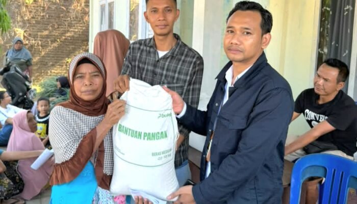 Kawal Penyaluran Bantuan Pangan, Sekcam Pringgarata Turun Langsung ke Desa